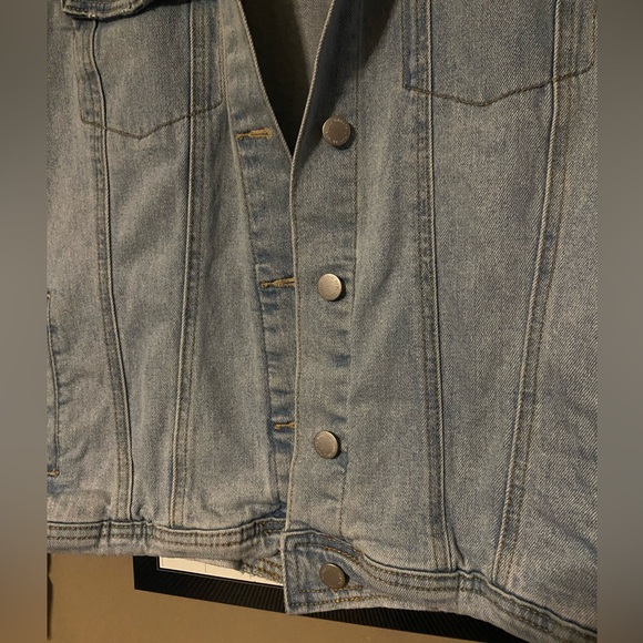 Universal Thread Women's Plus xxl light denim button up jean jacket - pockets - Picture 2 of 5